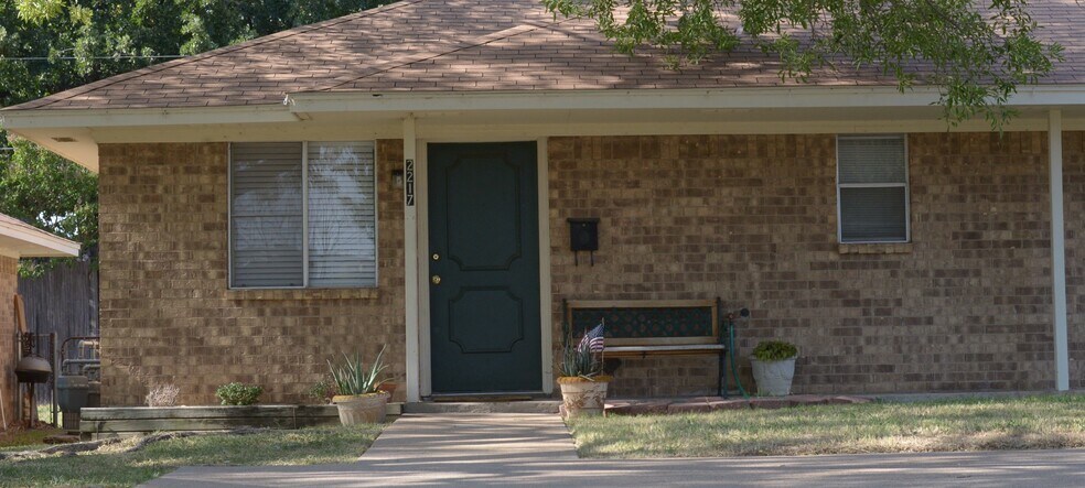 Building Photo - 2221 Lavern St