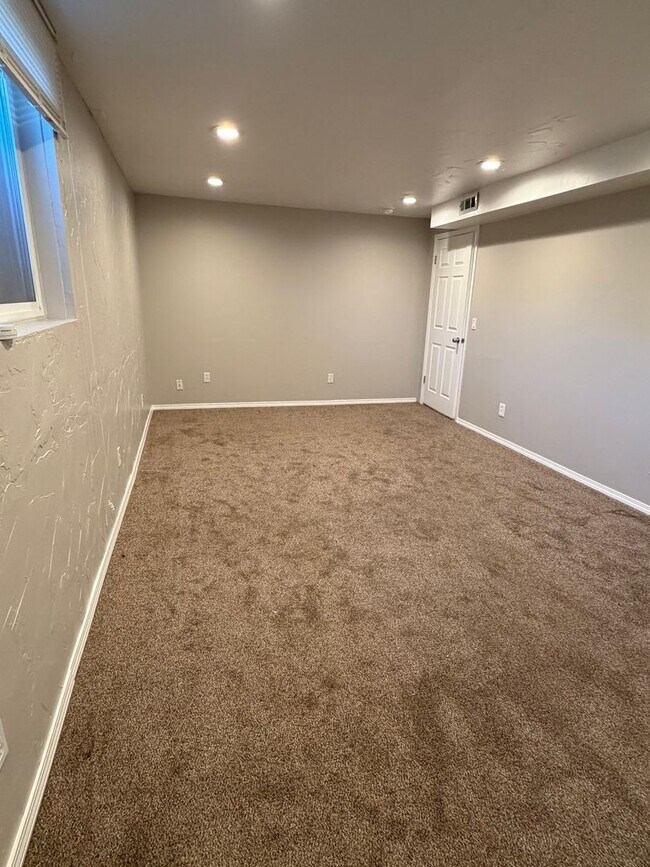 Building Photo - Spacious West Valley Home!!!