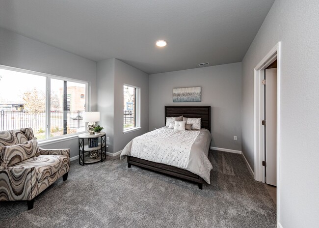 Building Photo - Urbanite Living at It's Finest Westside Lu...