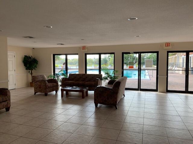 Building Photo - 4154 Inverrary Dr