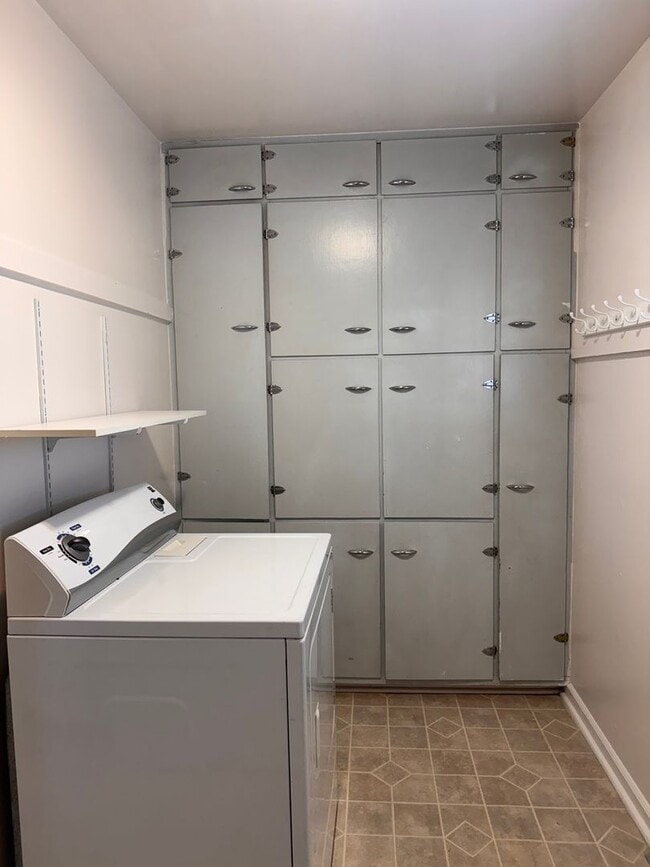 Building Photo - 2 Bed 1 Bath House W/A Garage for Storage!!!!!!