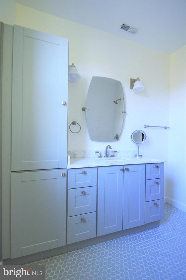 Building Photo - 720 K St NE