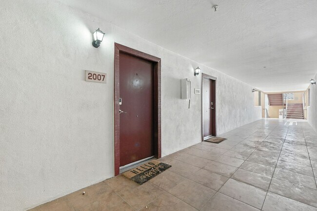 Building Photo - Walking Distance to ASU!