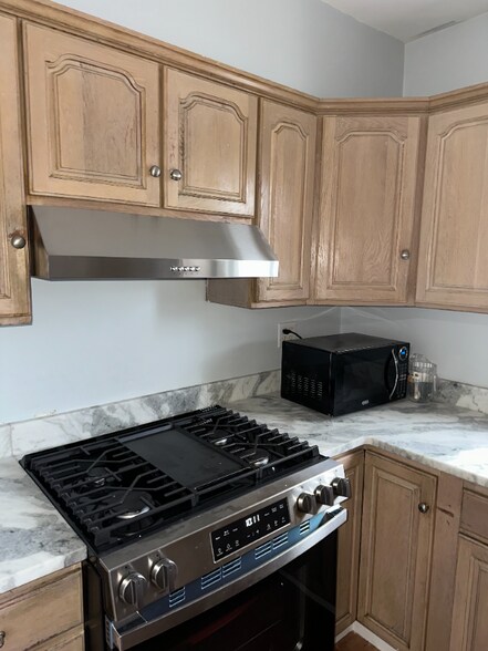 Building Photo - 633 Moody St