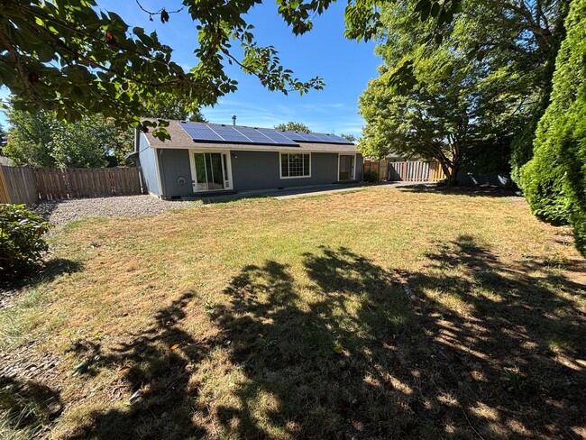 Building Photo - Freshly Updated Troutdale Gem with Enterta...