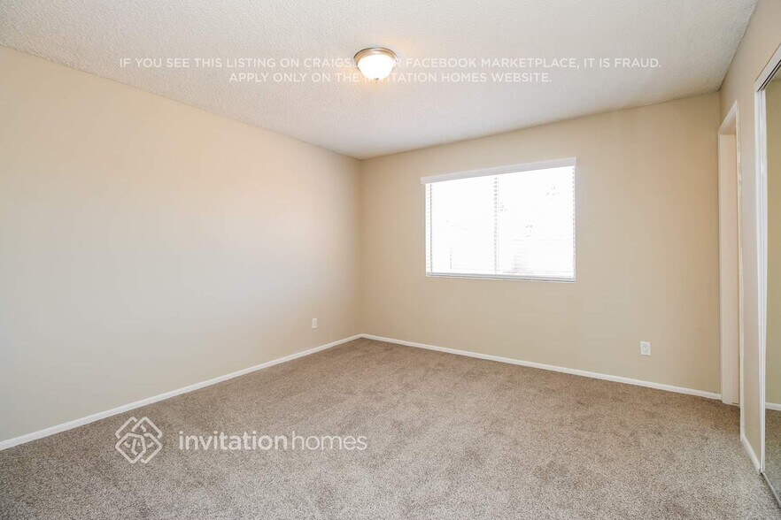 Building Photo - 1205 W El Alba Way