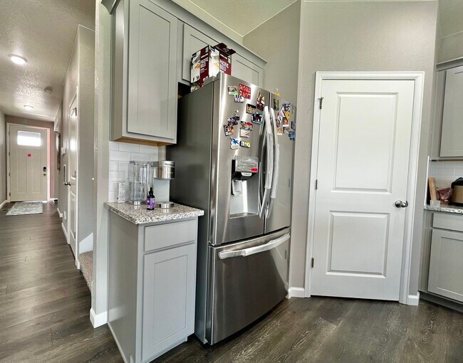 Building Photo - 4 Bed 3 Bath Available August 1st in Windsor!!!