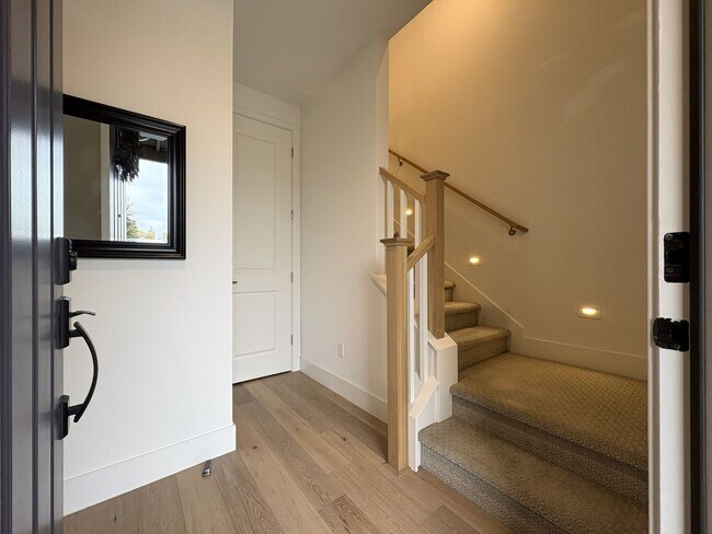 Building Photo - Modern 3BR/3BA Townhome in Prime Mountain View Location