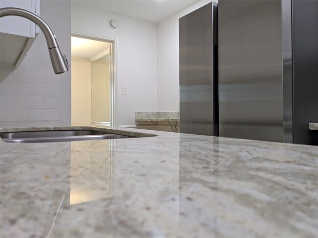 Building Photo - 351 N Post Oak Ln