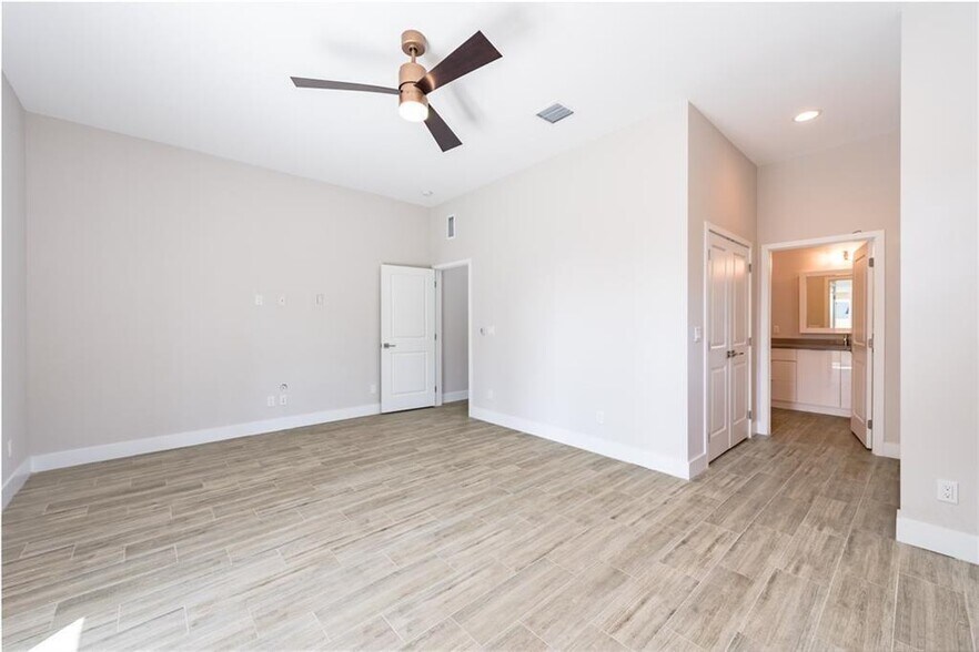 Building Photo - 1105 NE 2nd Ave