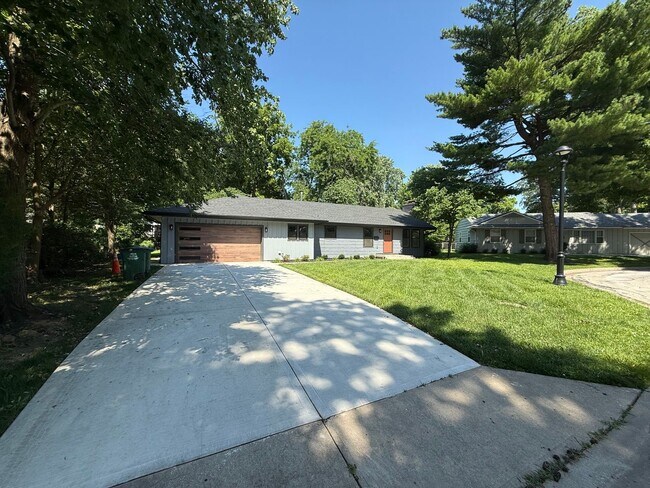 Building Photo - Westwood KS Renovated 3 Bed/2.5 Bath MainLevel Home with Attached Garage and Utilities w/Fee, Own...
