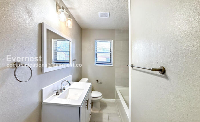 Building Photo - 2709 27th Ave N