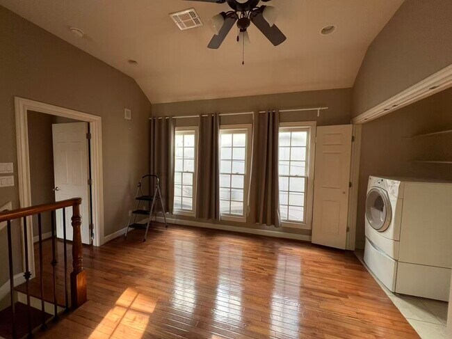 Building Photo - 5511 Val Verde St