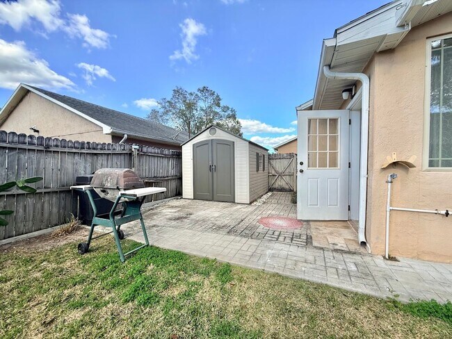 Building Photo - Beautiful Centrally Located 3/2