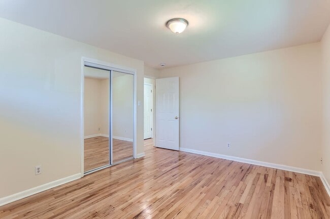 Building Photo - Beautiful Bungalow in Great Englewood Loca...