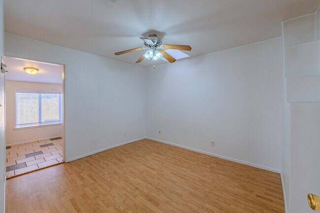 Building Photo - 609 Candelaria Rd NW