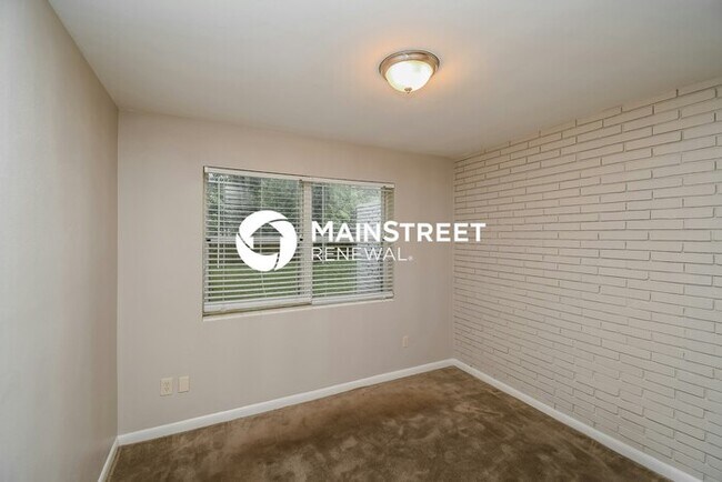 Building Photo - 3 Bedroom Pet-Friendly Home in Jacksonville, FL with Main Street Renewal