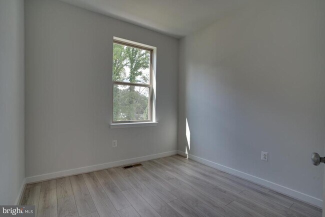 Building Photo - 5102 Oakmoore Dr