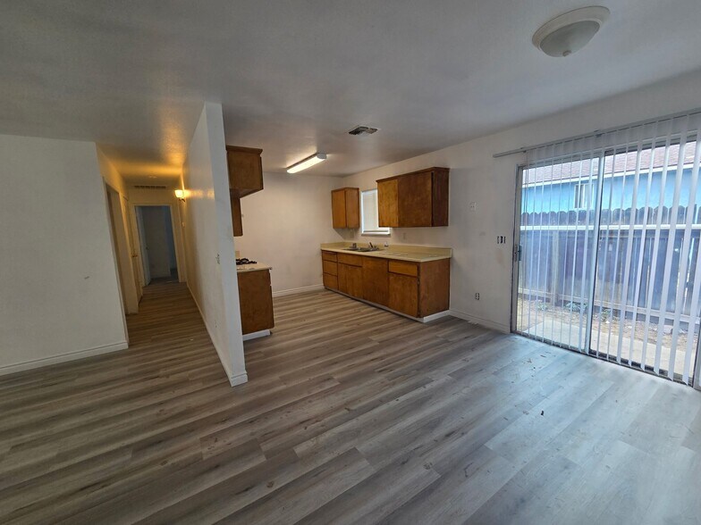 Building Photo - 508 S Dearing Ave