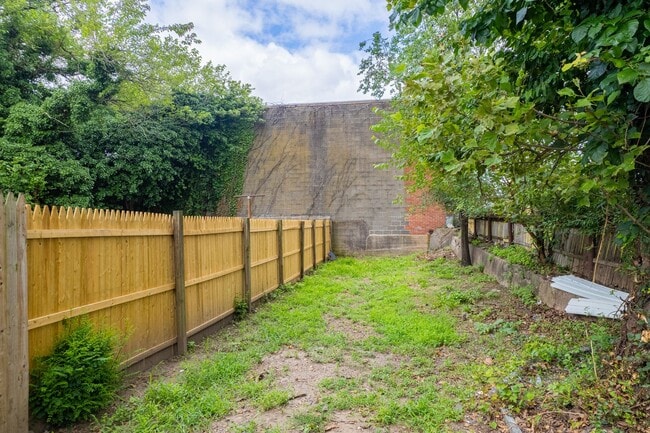 Building Photo - Freshly Renovated 4-Bedroom Home with Cent...
