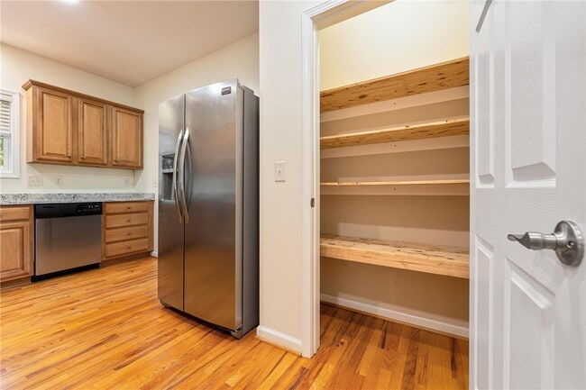 Building Photo - 307 Willow Brook Ln