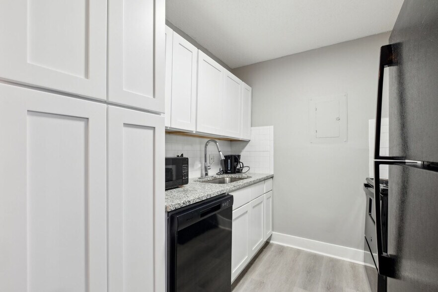 Building Photo - 600 Whispering Hills Dr