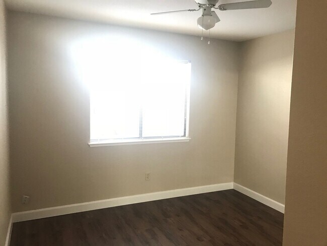 Building Photo - 4 bed & 3 full bathrooms in Tracy!