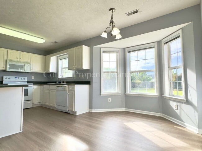 Building Photo - 3BR/2FB.$2200 per month