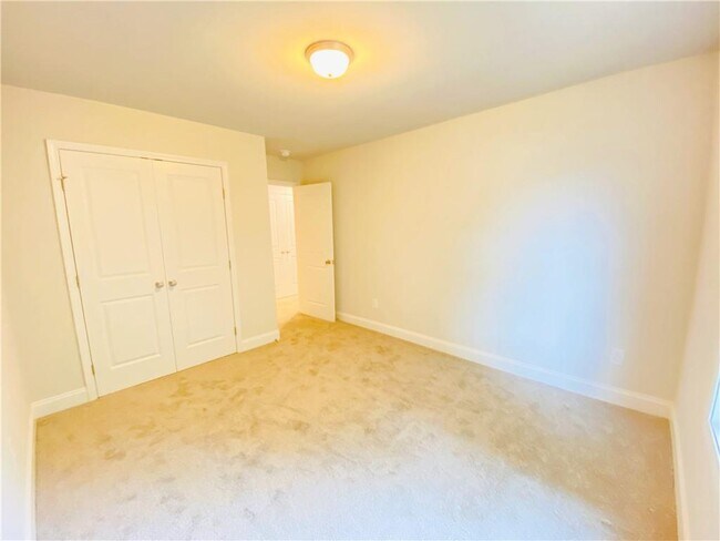 Building Photo - 1101 N Village Dr
