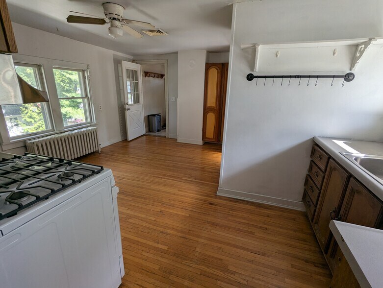 Kitchen - 18 Madison St