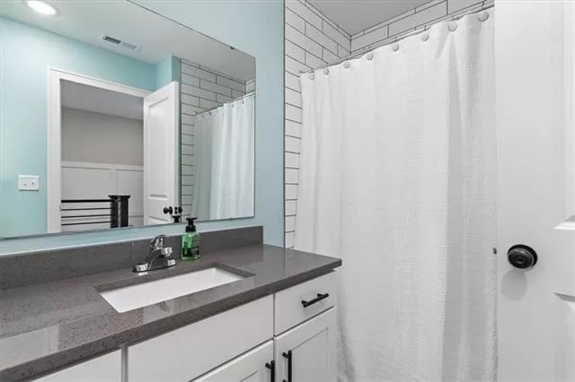 Upstairs full bath - 7345 Griffey St