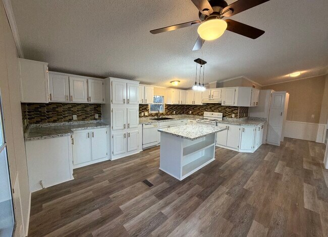 Building Photo - 103 Oak Ct