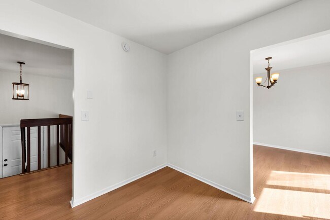 Building Photo - 2700 Queenswood Dr