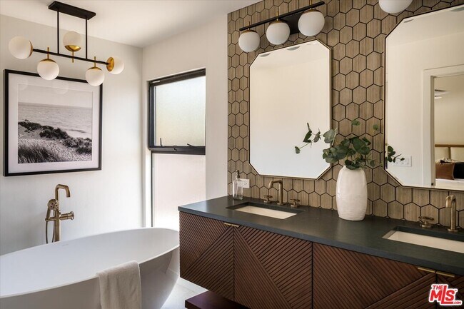 Building Photo - 2313 Banyan Dr