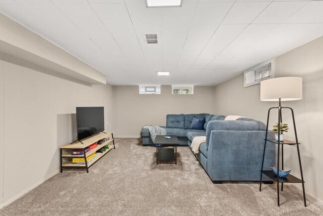 Building Photo - 6536 Lawnwood Ave