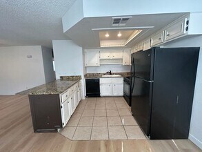 Building Photo - 2 Bedroom 2 bath Condo!