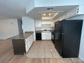 Building Photo - 2 Bedroom 2 bath Condo!