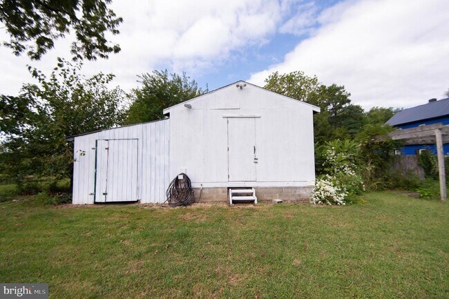 Building Photo - 113 Maple Ave