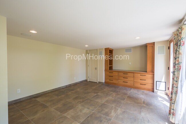 Building Photo - Riverfront Perfection with this Charming 3 Bedroom Lake Oswego Home!