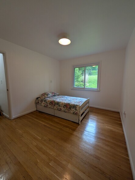 Smaller bedroom - 106 Maruth Dr