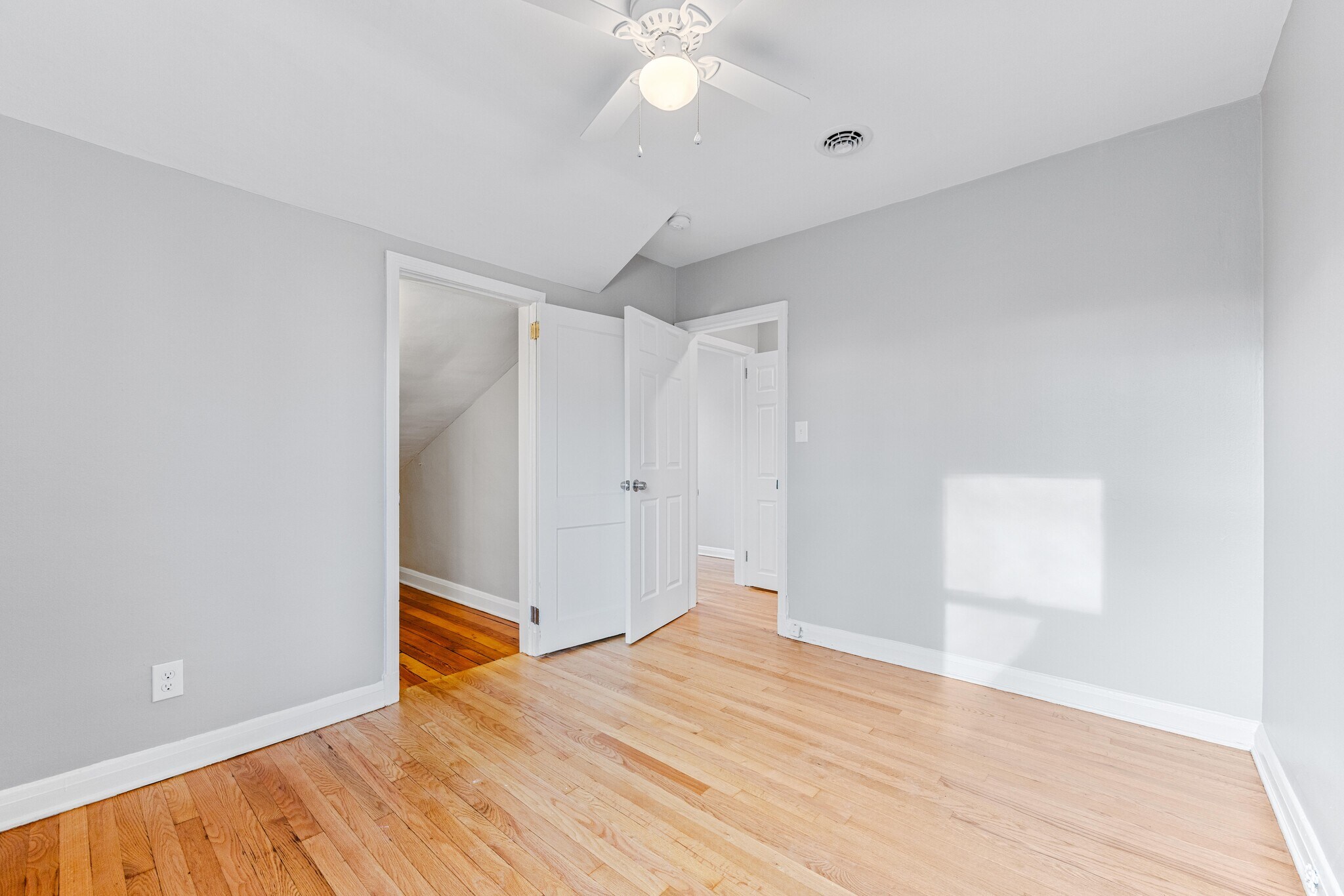 Building Photo - 2921 Glenmore Ave