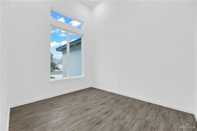 Building Photo - 1416 N Lookout Dr