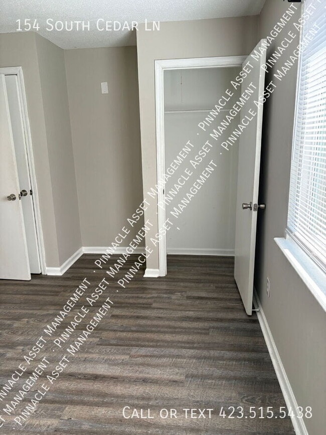 Building Photo - 154 S Cedar Ln