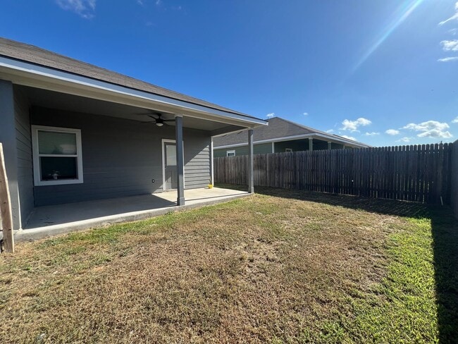 Building Photo - Luxury 3/2 Duplex in Seguin, Texas