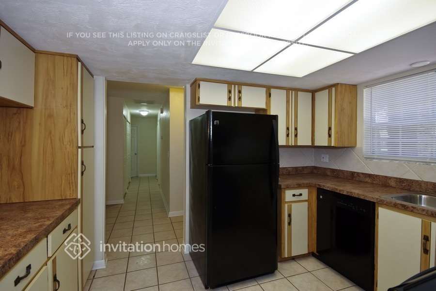Building Photo - 1725 Pine Tree Dr