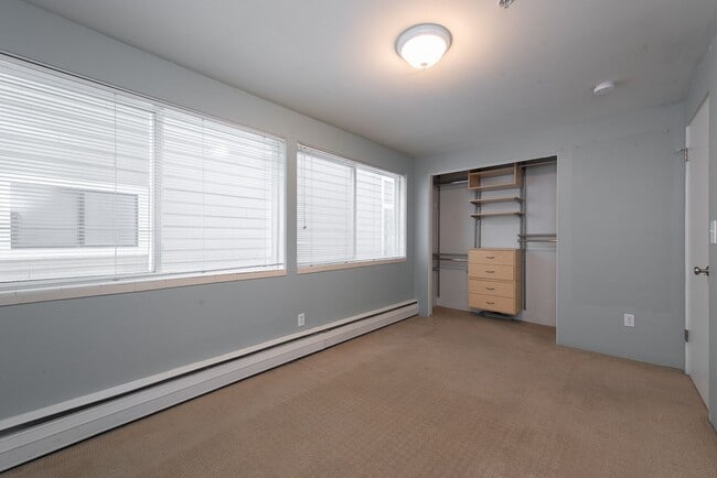 Building Photo - 2023