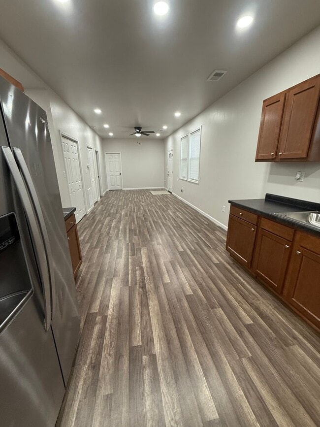 Building Photo - Beautifully updated & in great location