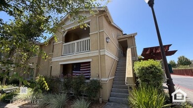 Building Photo - Must-See Charming Second-Level 1 Bedroom Apartment