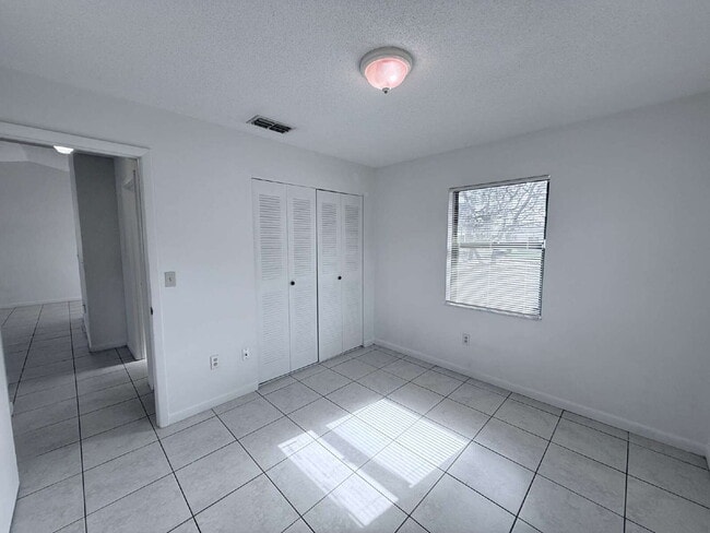 Building Photo - 2-Bedroom / 1-Bathroom