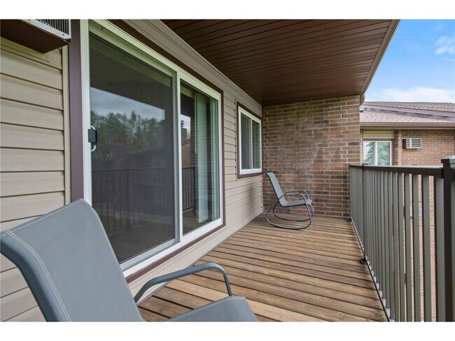 Building Photo - 3440 Golfview Dr